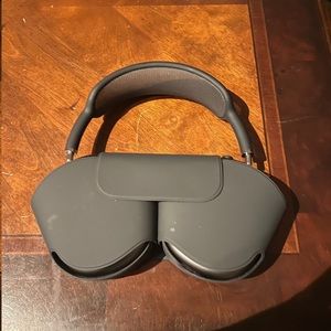 Space grey Airpods pro max
